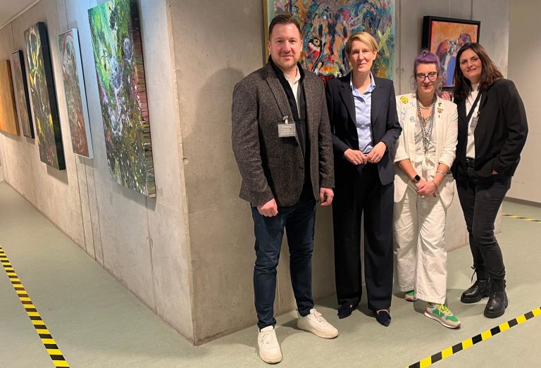 Polizeipräsidium Offenburg – gemeinsam mit der Landespolizeipräsidentin Frau Dr. Hinz und den Künstlern Stefan Konprecht und Kassi von @Kassarti vor unseren Bilderwänden.
