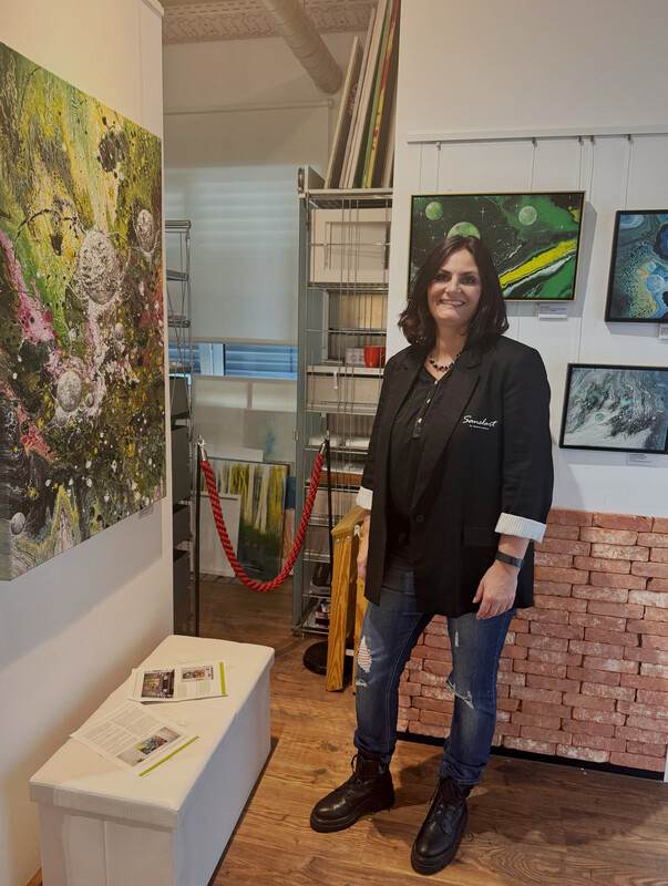 Sandra Lederer vor Ihren Werken bei der Point of Art Kunstmesse in München Galerie MeetLoft
