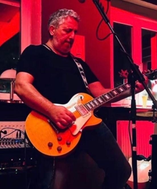 Sänger Dean Grace mit E-Gitarre auf der Bühne